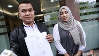 Bersama kuasa hukumnya, ia membuat laporan atas kasus penggelapan. Pool/Palevi S/detikFoto.