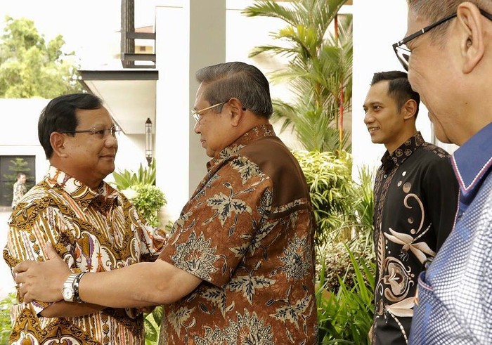 Susilo Bambang Yudhoyono dan Prabowo Subianto bertemu membahas Pilpres 2019. Pertemuan yang berlangsung di kediaman SBY, Mega Kuningan, Jakarta, itu berlangsung hangat.