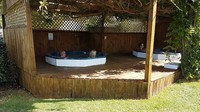 Untuk semalam menginap dimulai dari NZD 50-130, atau berkisar Rp 492 ribu sampai Rp 1,2 juta. Tergantung jenis penginapan dan aktivitas yang dipilih pengunjung (Katikati Naturist Park)
