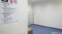 Ada sejumlah aturan penggunaan ruang salat ini. Traveler tidak boleh makan minum dan merokok, tidak boleh memindahkan barang-barang dan harus bersikap sopan.