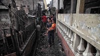 Petugas selesai melakukan pemadaman di Jl Rajawali Selatan 1 RT 14 RW 02, Gunung Sahari Utara, Sawah Besar, Jakpus, sekitar pukul 09.30 WIB. Petugas sendiri menerima kabar kebakaran pada pukul 07.20 WIB.