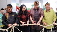 Chairul Tanjung didampingi Anita Tanjung dan Bupati Bandung Dadang M Nasser menggunting rangkaian bunga sebagai tanda diresmikannya Transmart Soreang, Kabupaten Bandung, Jumat (21/12/2018).