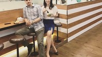 Begini gaya santai dan kasual, Fachri bersama Renata saat icip-icip makanan. Kira-kira sedang cicip makanan apa ya? Foto: Instagram @renata711