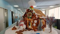 Lengkap! Bukan hanya rumah, gingerbread house ini dilengkapi pekarangan bersalju, Snowman, pohon Natal dan jalan setapak untuk mencapai rumah yang dibuat dari kukis. Foto: Instagram _lawlam