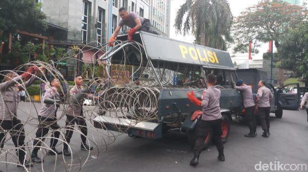 Sambil Punguti Sampah, Massa Bela Muslim Uighur Tinggalkan Kedubes China