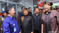 Chairul Tanjung meninjau Transmart Soreang.