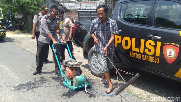 Cerita Polisi Lamongan yang Sisihkan Uang untuk Suplai Air Bersih Warga