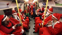 Selain menggunakan motor, para Santa ini juga menyewa gerbong kereta di kota London untuk berkeliling kota. Oli Scarff/Getty Images.