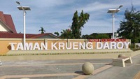 Di antara jalan, dibiarkan tumbuh rumput sehingga kawasan tersebut tidak berlumpur ketika diguyur hujan. Beberapa juga dibikin tempat duduk (Agus Setyadi/detikTravel)
