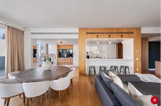 Apartemen milik Justin Timberlake ini didominasi jendela kaca di sebagian besar ruangannya sehingga bisa lebih menghemat energi dari sisi pencahayaan. Foto: Dok. People/Stribling & Associates