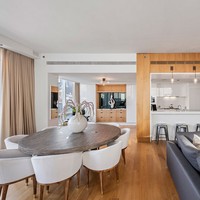 Apartemen milik Justin Timberlake ini didominasi jendela kaca di sebagian besar ruangannya sehingga bisa lebih menghemat energi dari sisi pencahayaan. Foto: Dok. People/Stribling & Associates