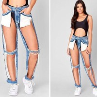 Jeans benar-benar mendapat makeover di tahun ini. Salah satunya Carmar Denim dari Los Angeles yang menawarkan celana jeans rusak dan hanya tersisa bagian jahitan. Ironisnya, jeans itu dibanderol US$ 168 atau Rp 2,4 juta dan kini habis terjual. Foto: Ist, Getty Images