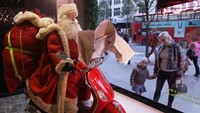 Santa nampak bersiap-siap berangkat mengantar kado di malam Natal dengan mengandalkan peta kota London. Matt Cardy/Getty Images.