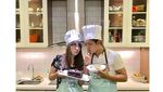 Romantisnya Randy Martin Saat Makan dan Buat Kue Bareng Kekasih