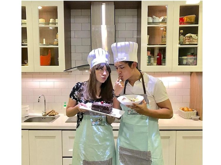 Romantisnya Randy Martin Saat Makan dan Buat Kue Bareng Kekasih