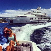 @marcusbofficial, akun anak orang kaya di Instagram kerap memamerkan liburan mewahnya dengan jet pribadi dan yacht. Tak hanya itu ia juga sering mengadakan pesta dengan berbagai vodka di malam hari. Foto: Instagram