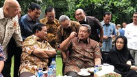 Kedua tokoh nasional itu tampak berbincang akrab.