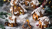 Dengan tema Christmas Magic Village, gingerbread house ini kelihatan magis karena pemakaian taburan ‘salju.’ Hayo siapa mau bikin? Foto: Instagram lissakiri
