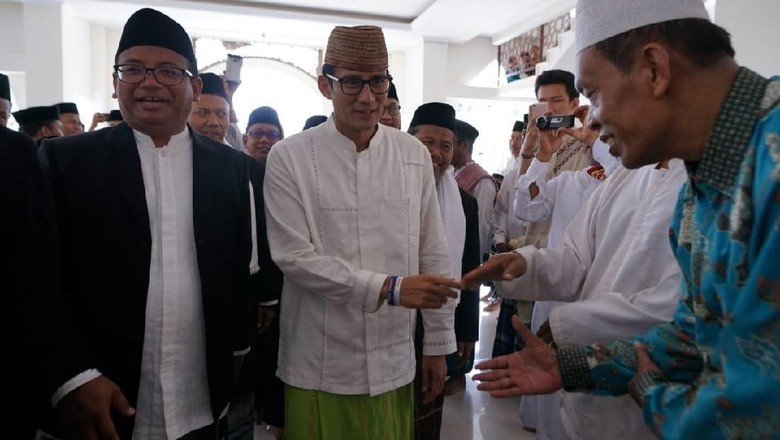 Sandi ke Para Santri: Jangan Jadi Politikus, Menguras Kantong Sandi ke Para Santri: Jangan Jadi Politikus, Menguras Kantong