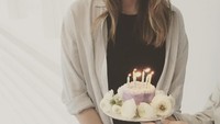 Jessica mendapat kejutan ulang tahun nih! Kue mungil berhias lilin dan mawar putih menemani hari bahagianya yang jatuh tanggal 28 April. Foto: Instagram jessicaalba