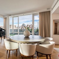 Apartemen ditata bergaya minimalis dan modern, denga tidak banyak permainan warna terang. Warna-warna netral seperti putih, krem dan cokelat mendominasi tempat yang berada di lantai teratas Soho Mews ini. Foto: Dok. People/Stribling & Associates