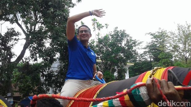 Serunya Sandiaga Naik Gajah-gajahan di Ponorogo