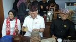 Saat Mendag Nikmati Nasi Bungkus Goceng di Pasar Banyuwangi