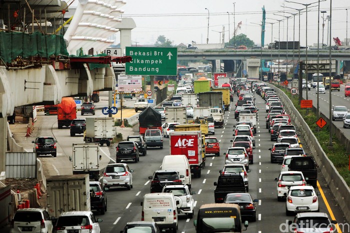Libur Natal dan Tahun Baru dimanfaatkan sebagian warga Jabodetabek untuk keluar kota menggunakan kendaraan pribadi maupun bus. Tol Jakarta-Cikampek pun macet.