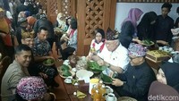 Di sentra kuliner ini, dijual beragam kuliner khas Banyuwangi mulai dari seperti sego tempong, rujak soto, sego cawuk, nasi bungkus, kopi Banyuwangi, kue cucur dan apem gula merah, serta lepet. Selain itu, juga ada beragam oleh-oleh seperti aneka produk kerajinan bambu, asesoris, dan batik. Foto: Ardian Fanani