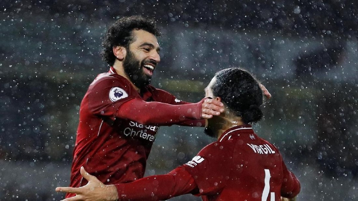 Virgil van Dijk ribut dengan Sokratis karena membela Mohamed Salah. Foto: Darren Staples/Reuters
