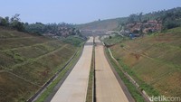 Saat ini pengerjaan seksi I Rancakalong-Cileunyi tengah dikerjakan dan akan diteruskan sampai Sumedang. Nantinya, jalan tol ini akan terkoneksinya ke Bandara Kertajati akan meningkatkan pertumbuhan perekonomian Jabar. Foto: Wisma Putra