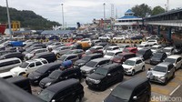 Selain di area parkir dermaga, antrean juga terlihat di loket tiket kendaraan. Antrean nyaris sampai pintu masuk pelabuhan.