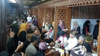 Di pasar tradisional tersebut, Enggar didampingi Bupati Banyuwangi Abdullah Azwar Anas menikmati nasi bungkus dan kopi khas Banyuwangi yang terkenal dengan cita rasanya dan telah diekspor ke berbagai negara. Foto: Ardian Fanani