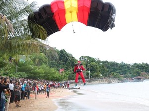 Kala Puluhan Sinterklas Terjun Payung dari Langit Jayapura