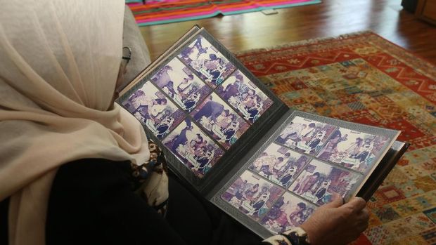 Aliyah membuka album foto keluarga