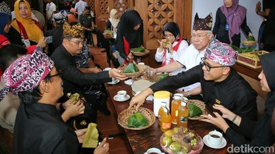 Saat Mendag Nikmati Nasi Bungkus Goceng di Pasar Banyuwangi