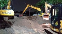 Siang malam pekerja melakukan penimbunan di jalan yang ambles/Foto: Amir Baihaqi/detikcom