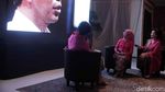 Ibunda Jokowi Terima Penghargaan Perempuan Tangguh