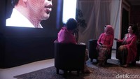 Sujiatmi melakukan teleconference dengan Presiden Jokowi.