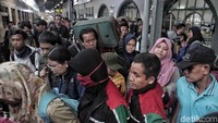 Penumpang membawa barang bawaan seperti kardus, tas besar hingga koper.