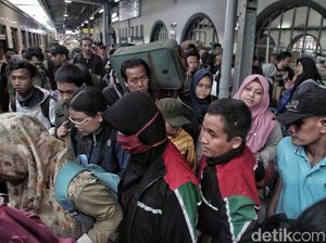 Libur Natal dan Tahun Baru, Stasiun Senen Dipadati Penumpang