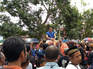 Serunya Sandiaga Naik Gajah-gajahan di Ponorogo