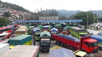 Kendaraan besar seperti truk dan bus memenuhi kantong parkir dermaga 3 dan 5. 