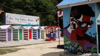 Pantai Natsepa dapat ditempuh sekitar 30 menit dari pusat kota Ambon dengan naik mobil. Di sana traveler akan bertemu hamparan pasir putih yang halus. 