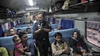 Direktur PT KAI Edi Sukmoro menyapa penumpang kereta api.