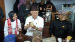 Saat Mendag Nikmati Nasi Bungkus Goceng di Pasar Banyuwangi