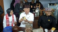 Enggar berkeliling meninjau satu per satu lapak yang ada, kemudian mengapresiasi pengembangan pasar tradisional yang baru selesai renovasi tahap pertamanya tersebut. Foto: Ardian Fanani