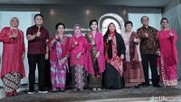 Penghargaan untuk Sujiatmi itu diberikan oleh relawan Jokowi-Maruf Amin yang tergabung dalam Perempuan Tangguh Pilih Jokowi (Pertiwi) dan Relawan Milenial Jokowi Amin (Remaja).