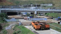 Jalan tol ini, mulai dikerjakan pada 29 November 2011 dan Menteri Pekerjaan Umum Djoko Kirmanto bersama Gubernur Jawa Barat Ahmad Heryawan melakukan peletakan batu pertama proyek jalan tol ini. Foto: Wisma Putra