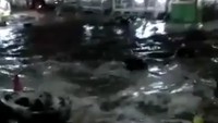 Gelombang pasang air laut tinggi terjadi di Pantai Carita, Anyer, Banten. (Foto: dok. Twitter Sutopo Purwo Nugroho)